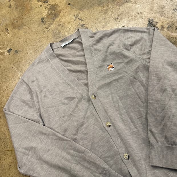 메종키츠네 베이지 브이넥 니트 가디건