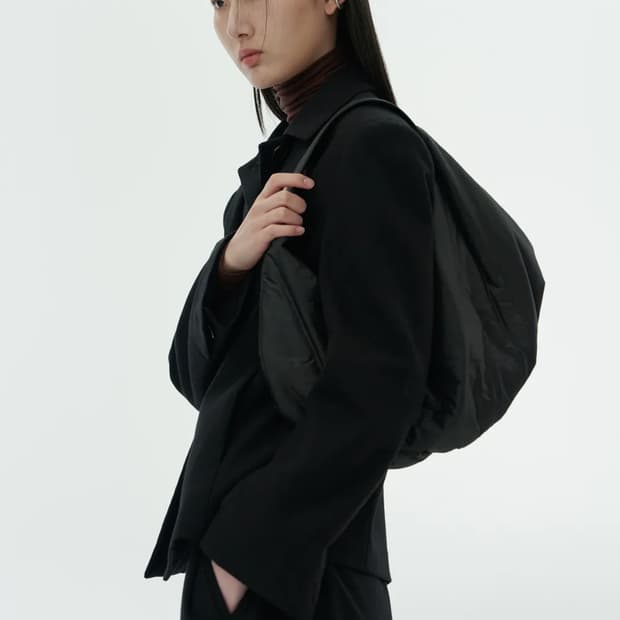 아모멘토 패디드 숄더 백