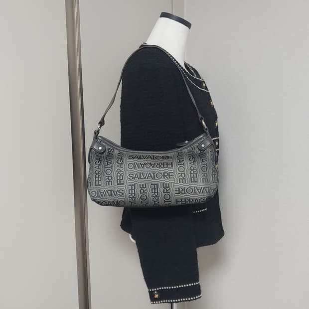 페라가모 자가드 레더 숄더백 (정품)