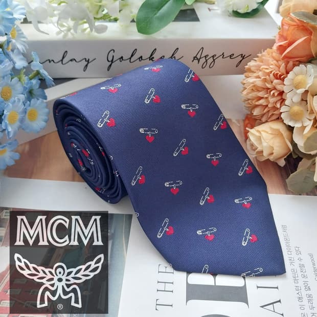 MCM 실크 네이비 핀&하트 모티브 넥타이 8.9cm A+등급 K1486