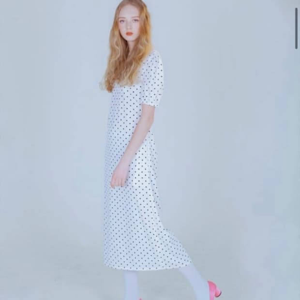 필로컬리 백슬릿 꽃단추 도트 롱 원피스 Free
