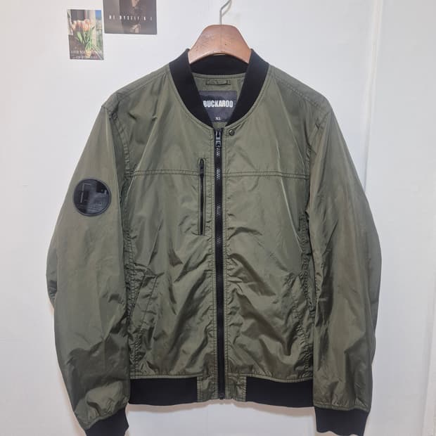 버카루 브랜드의 카키색 항공 점퍼 XL   