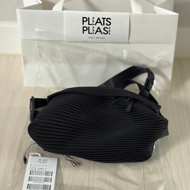 플리츠플리즈 Bias Pleats 웨이스트백 블랙판매합니다.