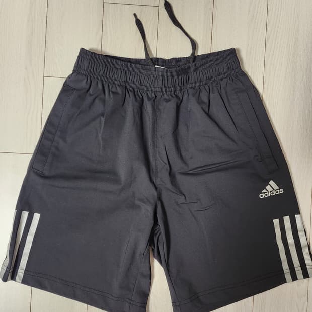 아디다스 러닝 반바지 short kn 사이즈s(새상품급)

오염 하자없이