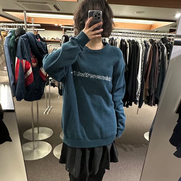 L)디스이즈네버댓 T-Logo Crewnack 슬레이트 블루 스웨터