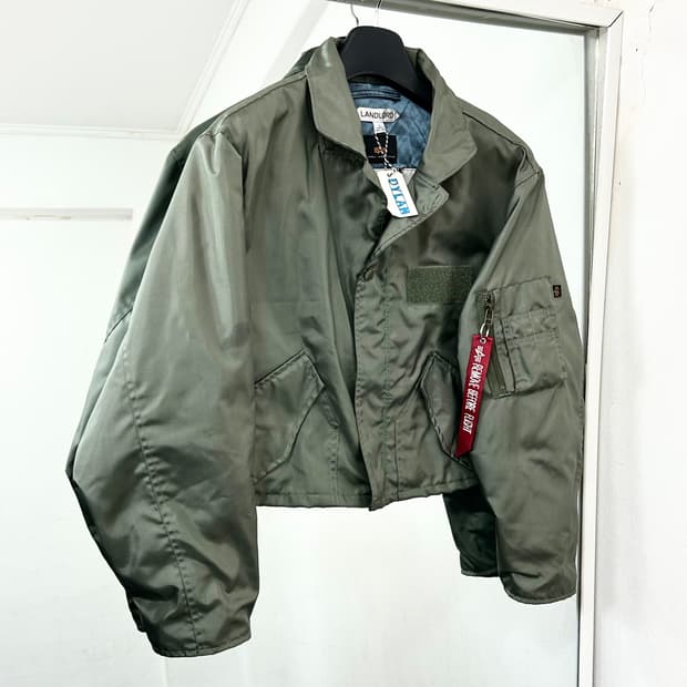 알파인더스트리 X LANDLORD 크롭 플라이트 자켓