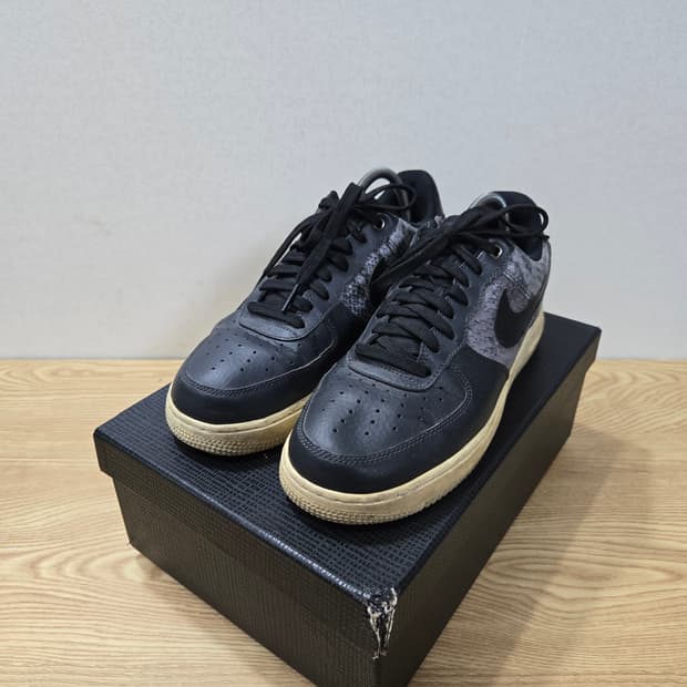 265 나이키 에어포스1 07 LV8 블랙 뱀피