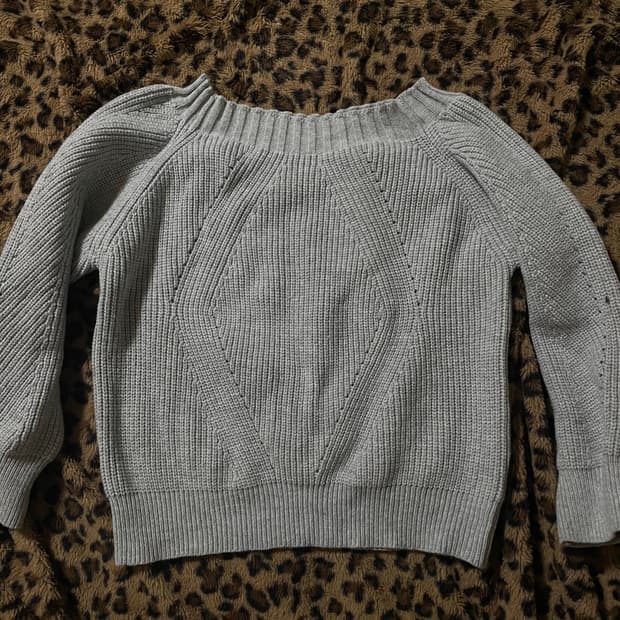 회색 원숄더 니트