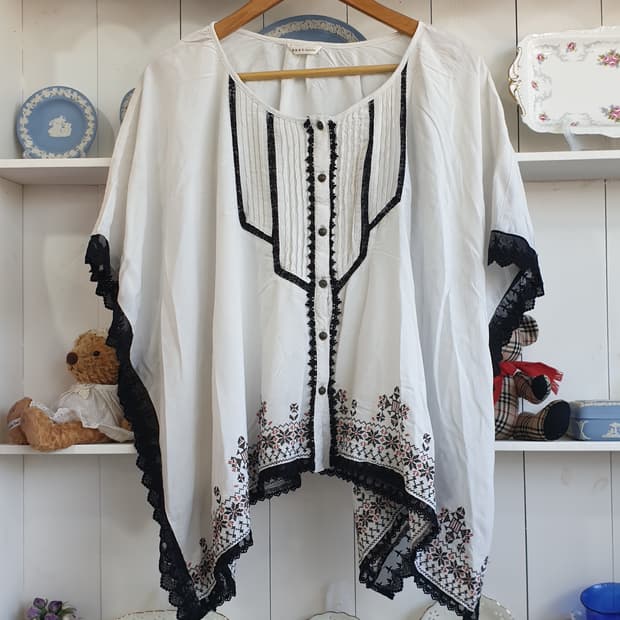 Axes Femme(엑시즈팜) 에스닉 케이프핏 자수 블라우스