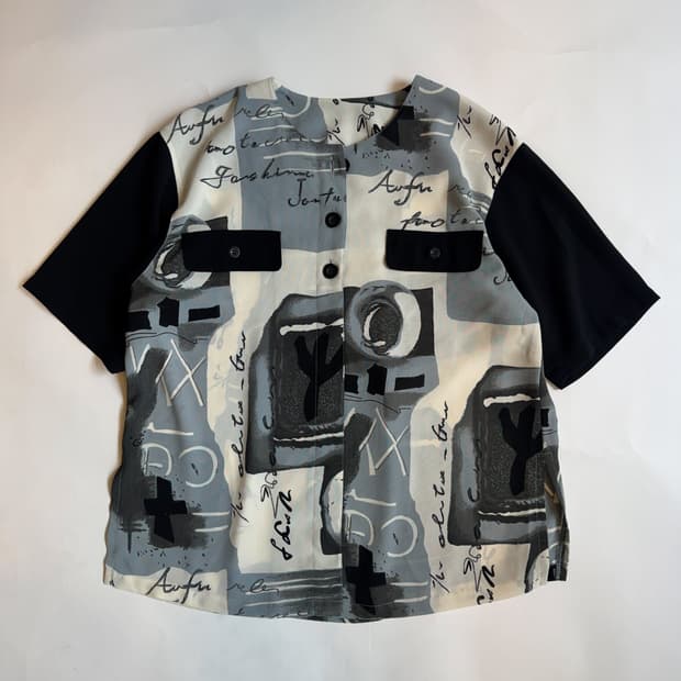 GRAPHIC PRINT BLOUSE WITH BLACK SLEEVES
