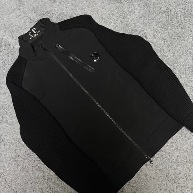 CP컴퍼니 렌즈 와펜 니트 패딩