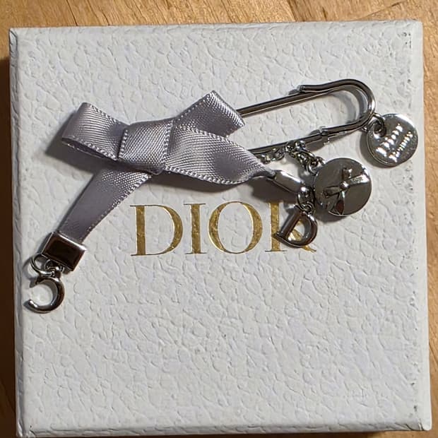 디올 y2k감성 리본 옷핀 브로치 키링 챰