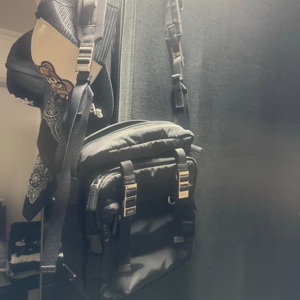 프라다 테수토 나일론 크로스백