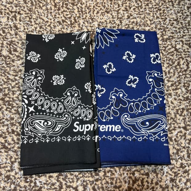 슈프림 페이즐리 반다나 블랙/네이비
