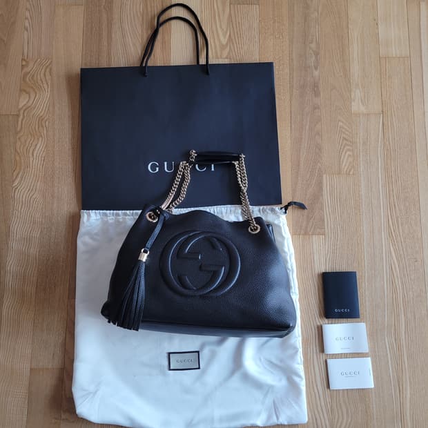 구찌 소호 레더 체인백 블랙 색상