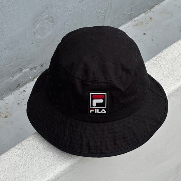 [M] 휠라 로고 블랙 버킷햇 모자