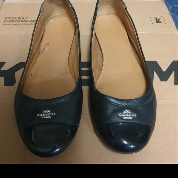 COACH 클래식 은장로고 레더 플랫슈즈 블랙 (245)