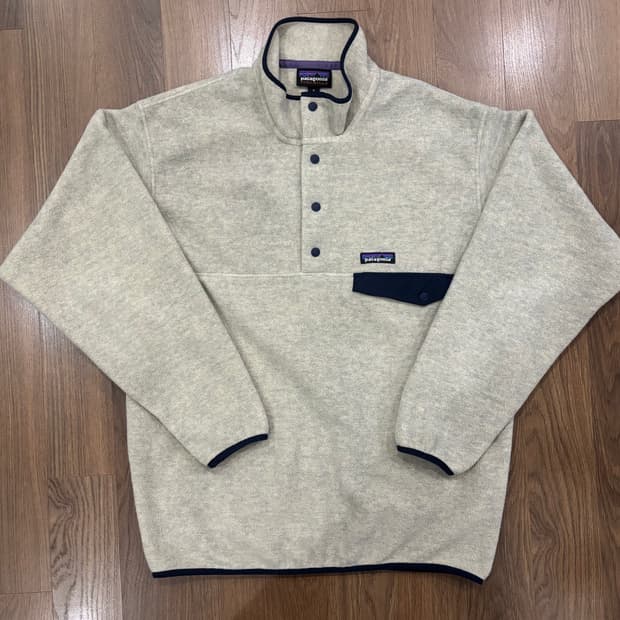 파타고니아  헤비웨이트 신칠라 오트밀 M사이즈 판매합니다.