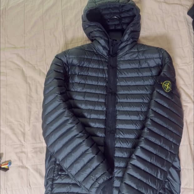 스톤 아일랜드 40324 패커블 룸 우븐 체임버스 R-나일론 다운-TC 