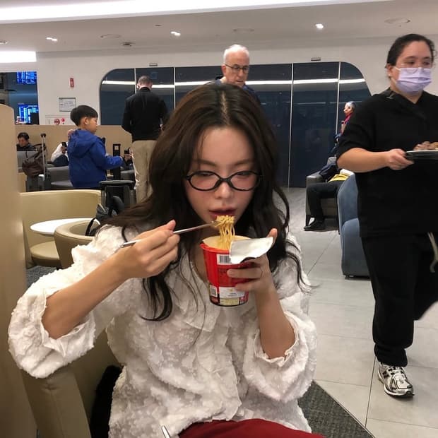 위아썸 프릴 블라우스