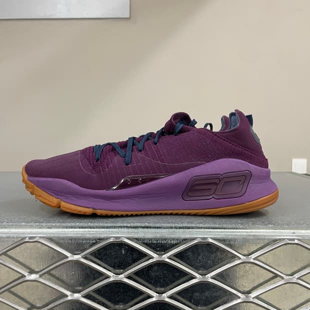 언더아머 UA 커리 4 로우 280