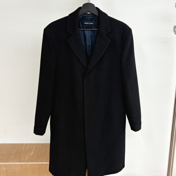 베르사체 클래식 블랙 히든버튼 폴리 코트