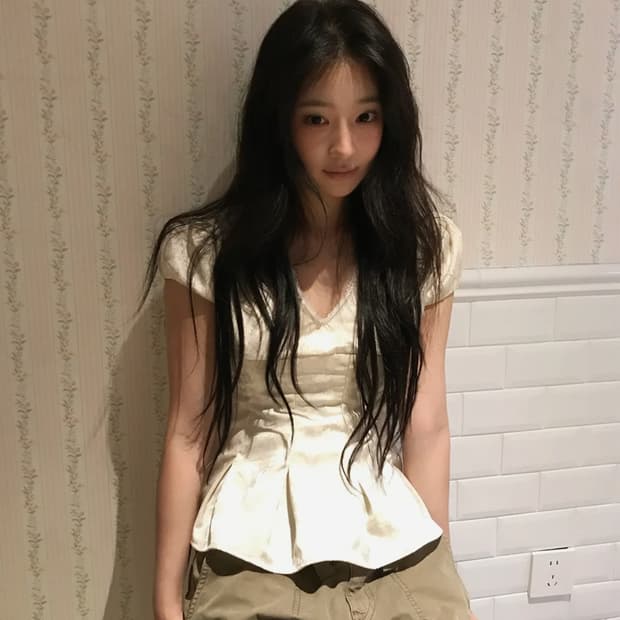 레터프롬문 히든 플라워 사틴 블라우스 ( 크림 )