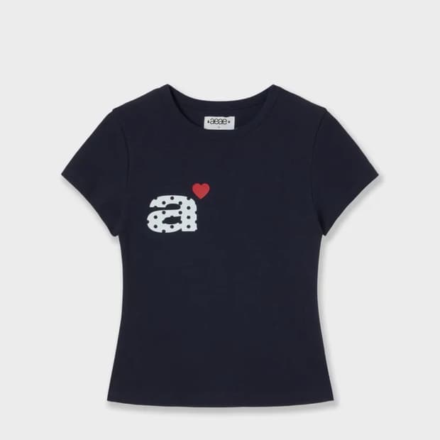 에이이에이이 aeae DOT SMALL LETTER TEE [NAVY]
