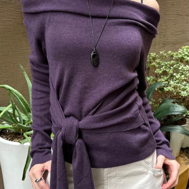 오프숄더 랩 니트 티셔츠