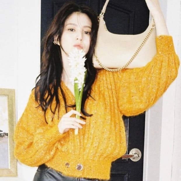 (한소희 착용!!)앤더슨벨 브이넥 가디건 Andersson Bell