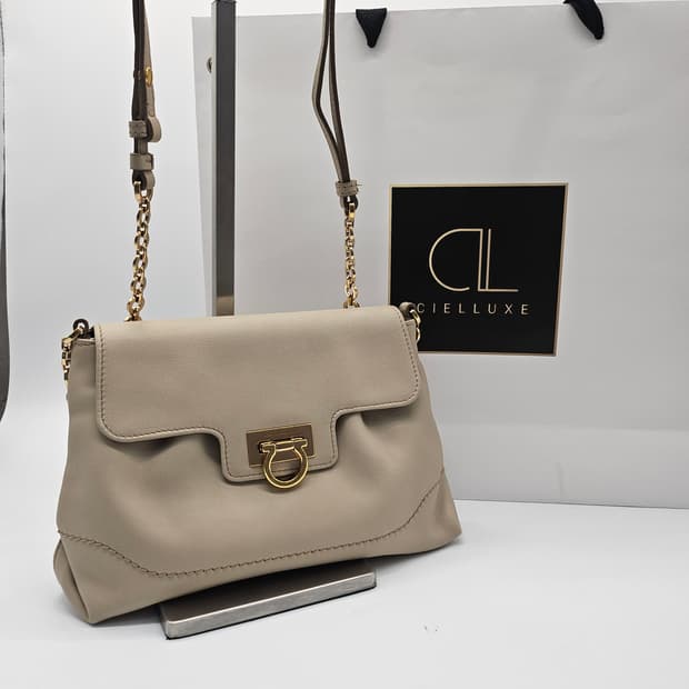 정품 페라가모 플랩 체인 크로스 숄더백