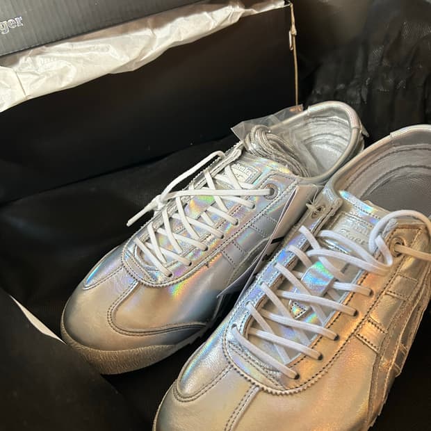 오니츠카 타이거 메탈릭 실버 스니커즈 새상품