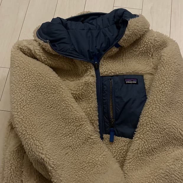 파타고니아키즈Xl리버시블 네이비 베이지 급처 레트로