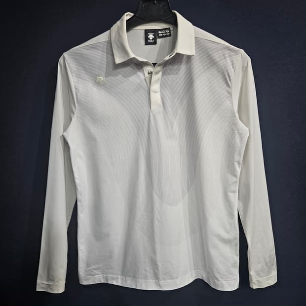 데상트 문양 화이트 남성 슬림핏 100 골프 카라긴팔티 