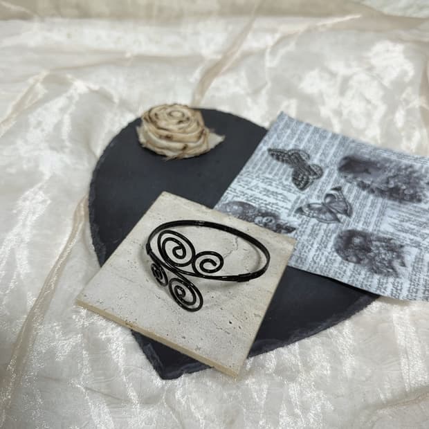 빈티지 고딕 모기향 디자인 오픈 팔찌