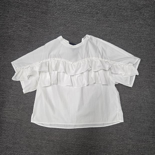 럭키슈에뜨 화이트 프릴 블라우스 반팔