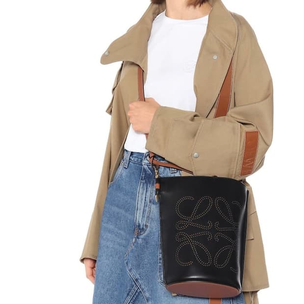 로에베(LOEWE) 아나그램 케이트 버킷백 크로스백