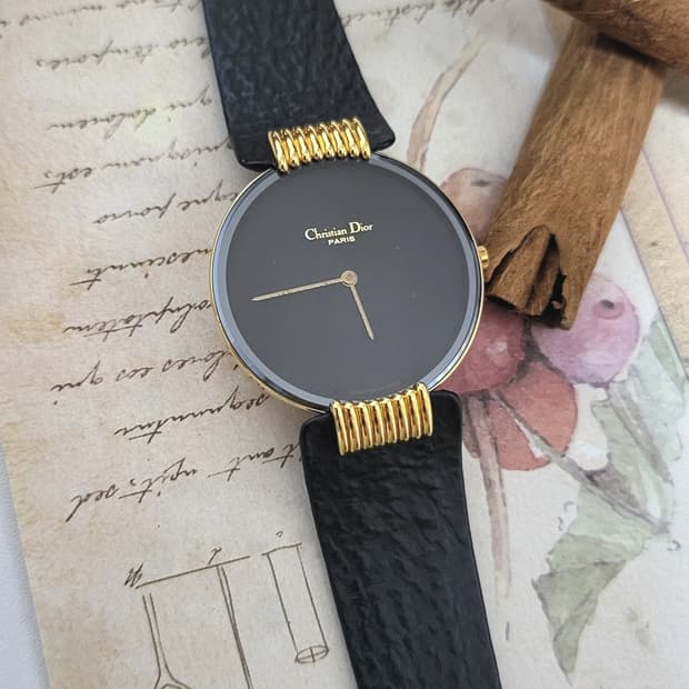 정품 크리스찬디올 블랙문 골드 쿼츠시계[정품 박스포함]