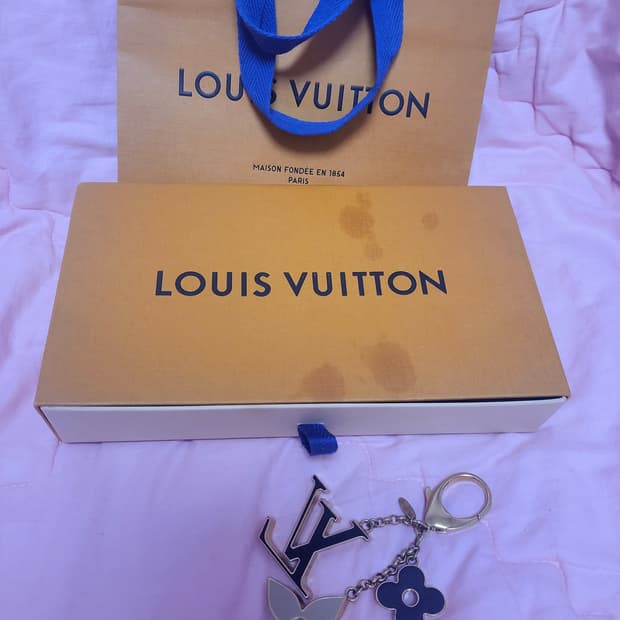 정품)급처상태좋음!루이비통 플뢰르 모노그램플라워 백참 키링 공홈가68만원