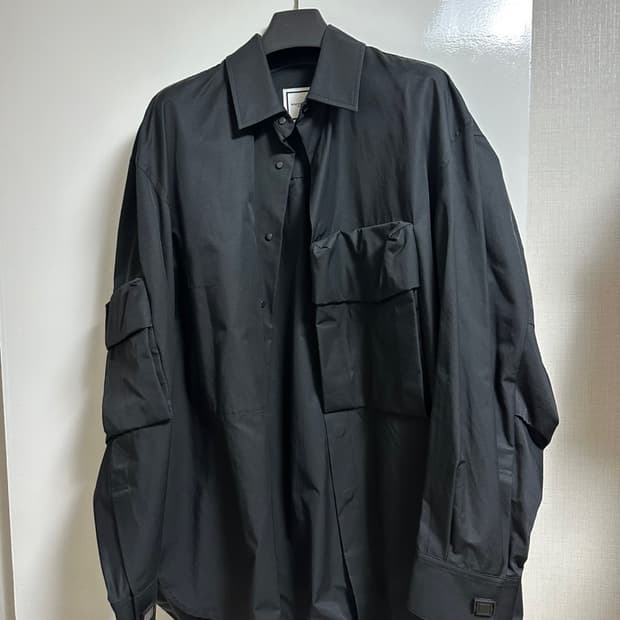 [48]우영미 블랙 커프스 스냅 포인트 셔츠