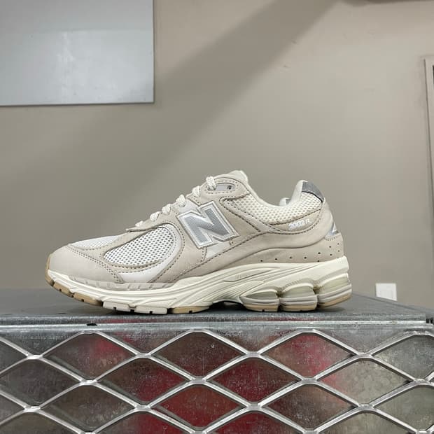 뉴발란스 2002R 아이보리 230