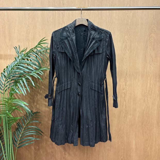 스피치오 싱글 코트 세로 플리츠 텍스처 허리 스트랩 백 요크 디테일 블랙