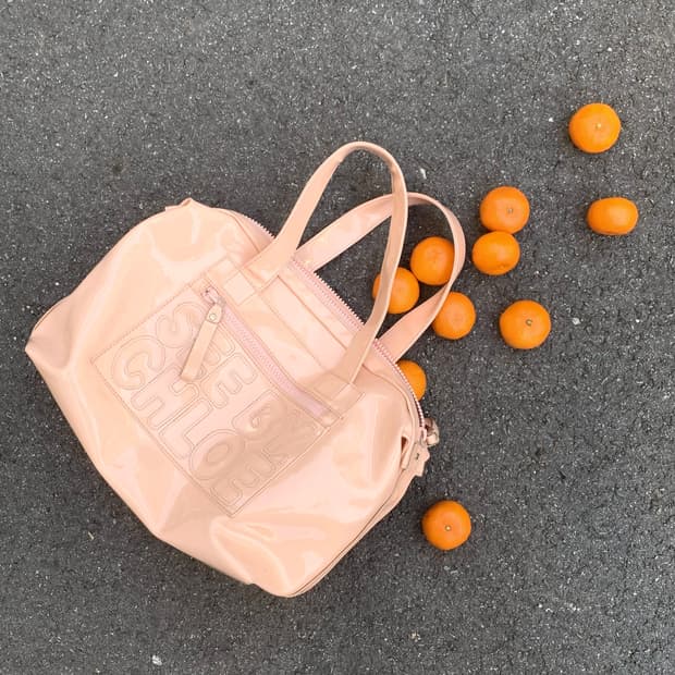 씨바이 끌로에 에나멜 토트백