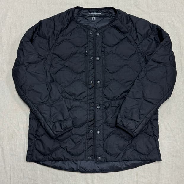 유니클로 화이트마운티니어링 울트라라이트다운 L