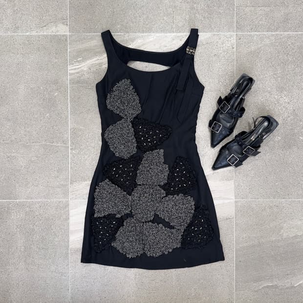 Black pleats flower back slit silk ops