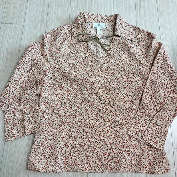 쿠미쿄쿠 잔꽃 은강아지 단추 블라우스