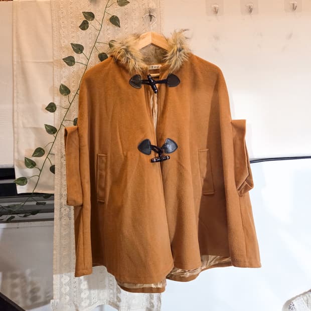 리본디테일 더플 케이프 코트