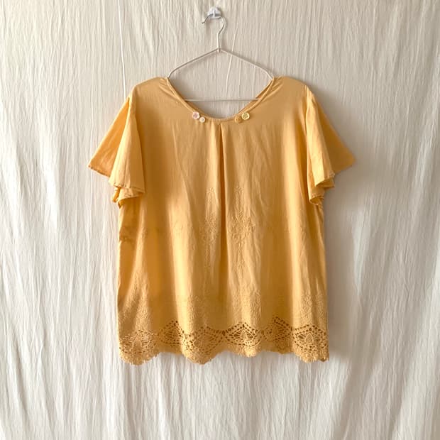 하구미 옐로우 자수 펀칭 블라우스