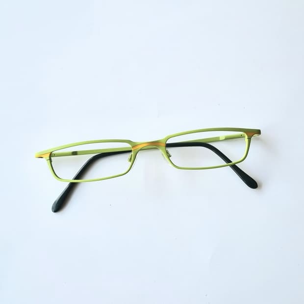 데드스탁 컬러로 완성하는 긱시크 무드, 슬림 라임 내로우 안경테 711