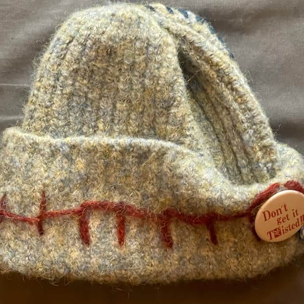 twisted badge 비니